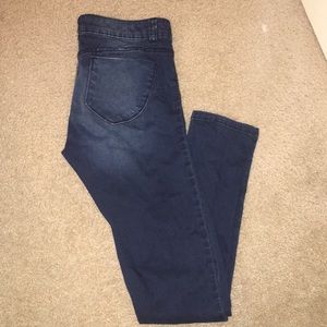 Cute dark-washed skinny jeans